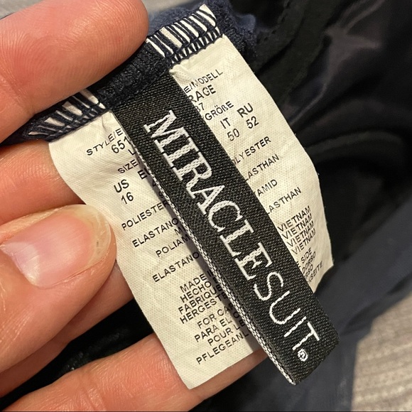 Miraclesuit Illusionist Top, sz16 and Solid Retro Bottom, sz14, in Midnight Blue - Picture 2 of 3